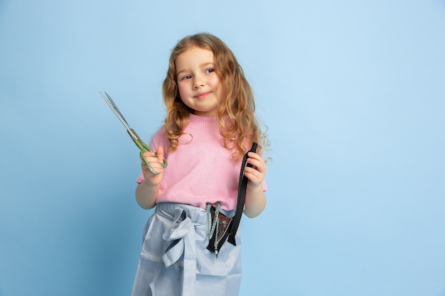 Bambina che sogna la futura professione di sarta