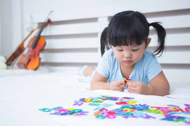 Bambina che studia l'alfabeto