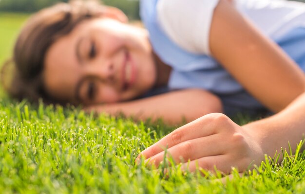 Bambina che tocca l'erba