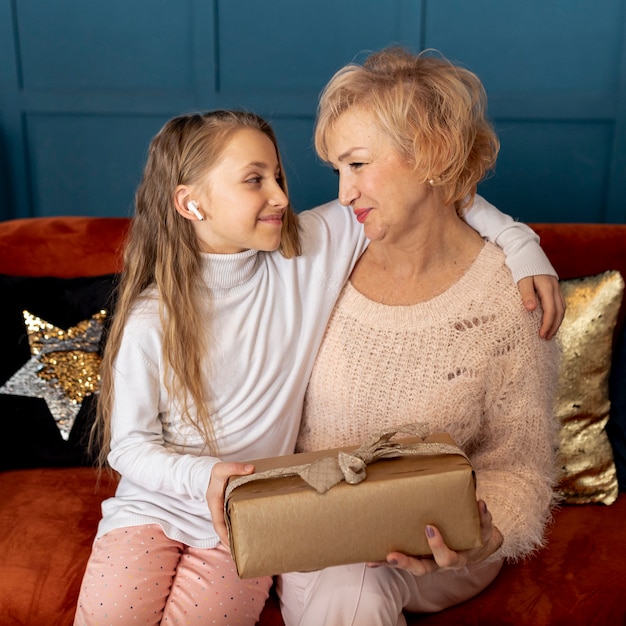 Bambina che trascorre del tempo con sua nonna