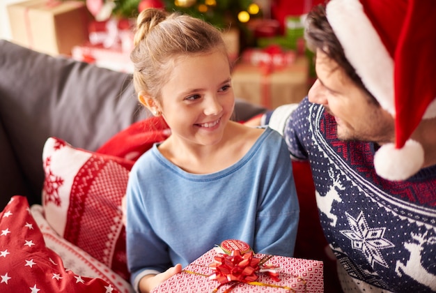 Bambina che trascorre il Natale con papà