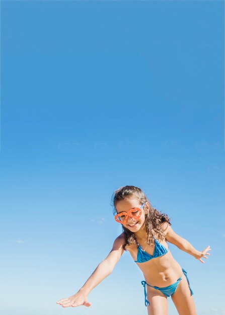 Bambina che trova qualcosa sulla spiaggia