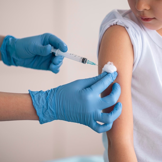 Bambina che vaccina per il coronavirus in ospedale