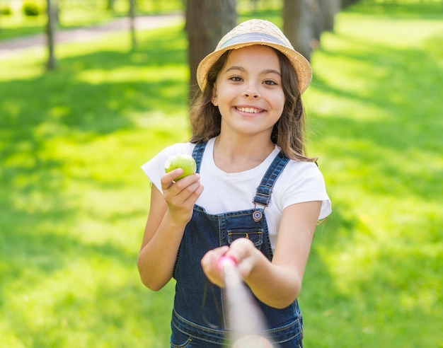 Bambina con cappello prendendo un selfie