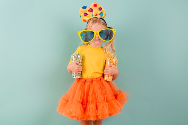 Bambina con caramelle e grandi occhiali da sole