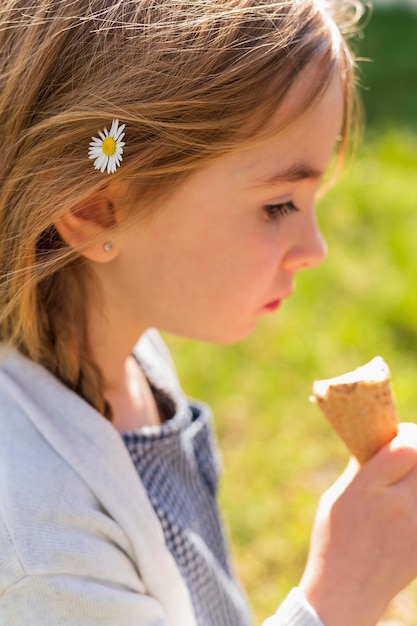 Bambina con fiore nei capelli