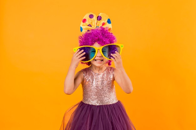 Bambina con grandi occhiali da sole e tutù