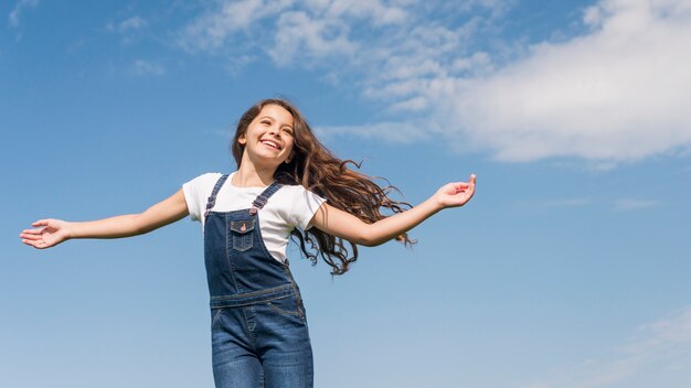 Bambina con i capelli lunghi sorridente