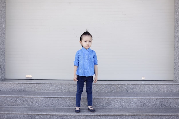 Bambina con i vestiti in denim