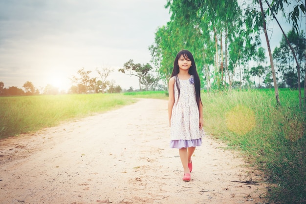 Bambina con il vestito capelli lunghi che indossa sta camminando da anni