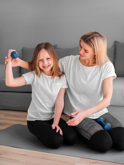 Bambina con la mamma che fa sport