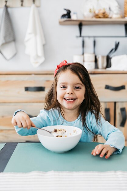 Bambina con la sua colazione