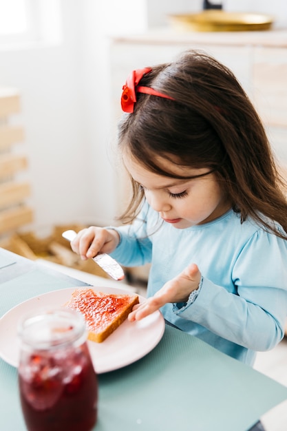 Bambina con la sua colazione