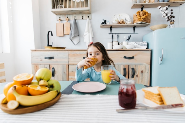 Bambina con la sua colazione