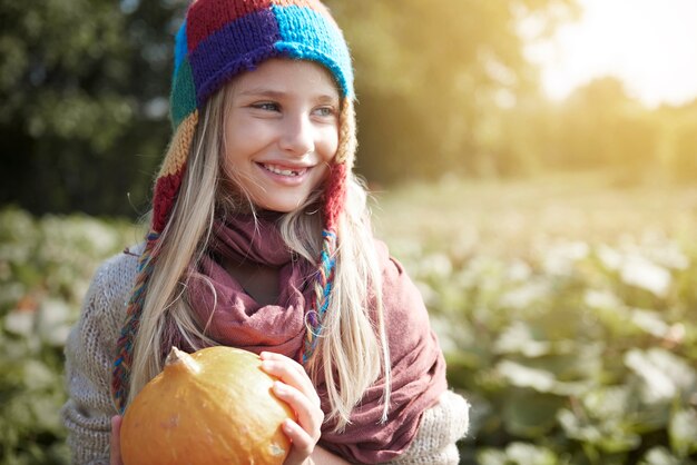 Bambina con la zucca nel campo