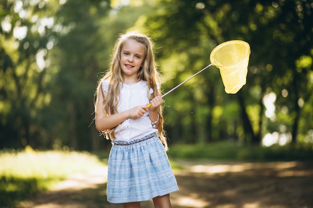 Bambina con le farfalle di cattura della rete