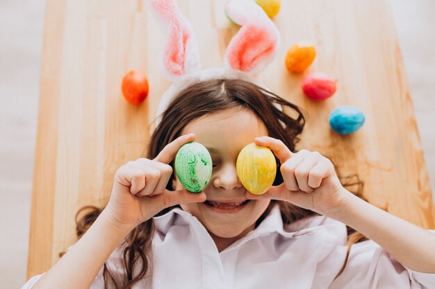 Bambina con le uova di Pasqua