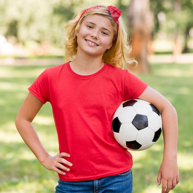 Bambina con pallone da calcio