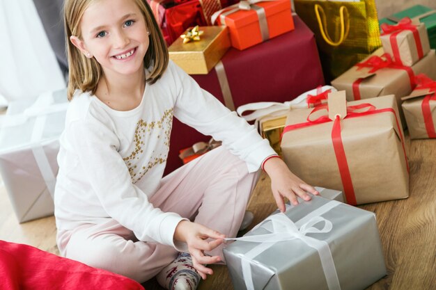 Bambina con un dono d&#39;argento sorridente