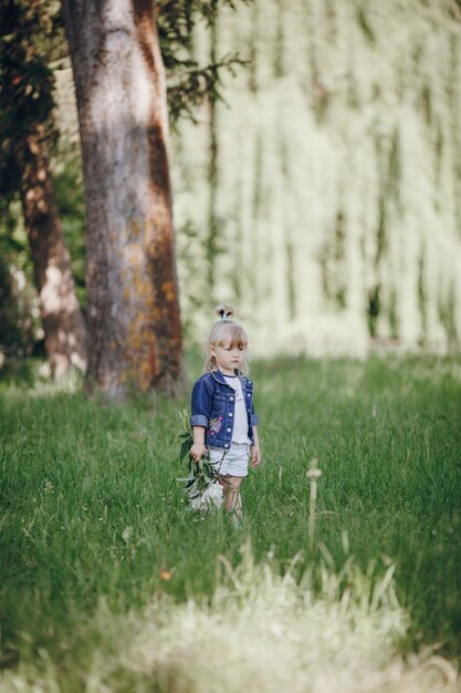 Bambina con un mazzo di fiori bianchi