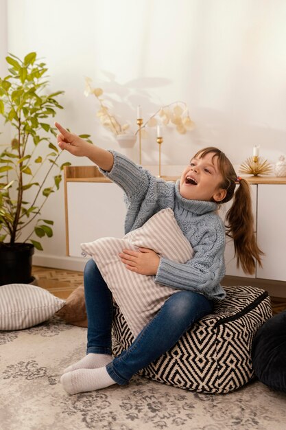 Bambina del ritratto a casa che indica