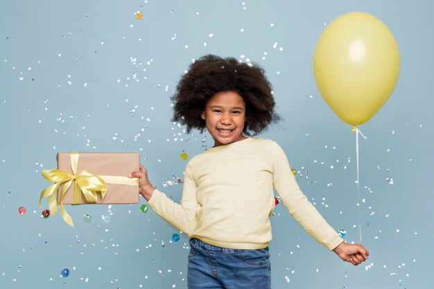 Bambina di smiley che celebra il suo compleanno