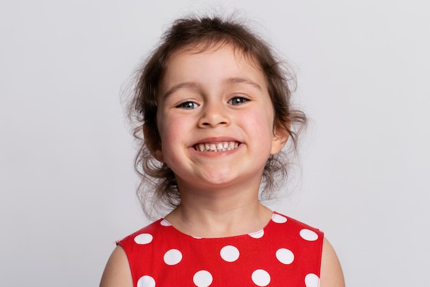 Bambina di smiley in un vestito rosso