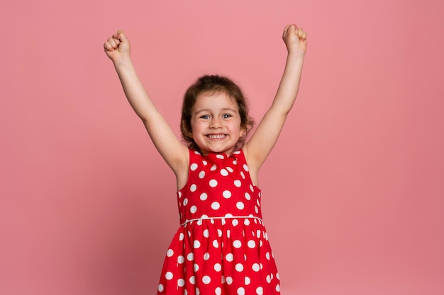 Bambina di smiley in un vestito rosso