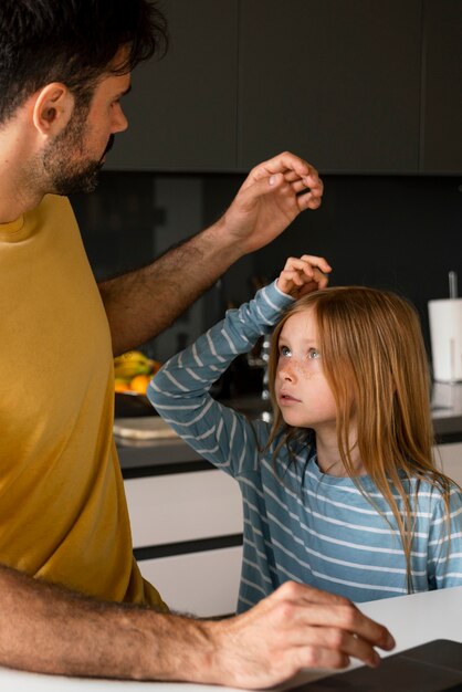 Bambina di vista laterale con i pidocchi