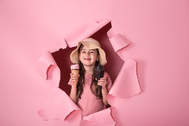 bambina divertente con gelato su sfondo colorato