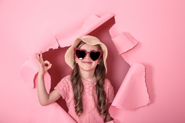 bambina divertente con gli occhiali su colorato