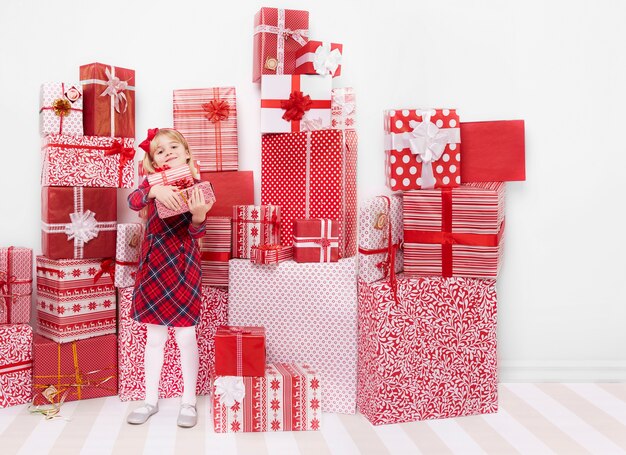 Bambina e muro di regali