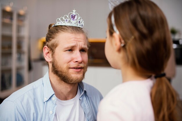 Bambina e padre che giocano con la tiara