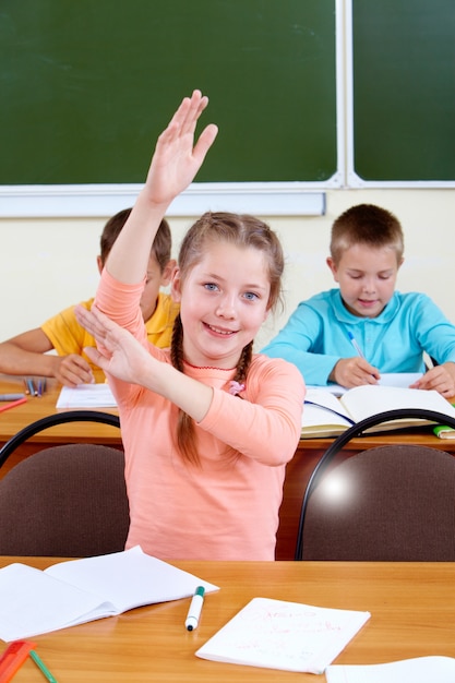 Bambina fare una domanda per l&#39;insegnante