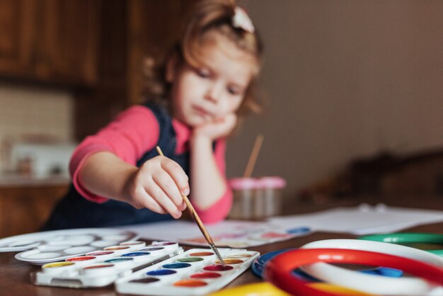 Bambina felice carina, adorabile bambino in età prescolare, dipinto con wate