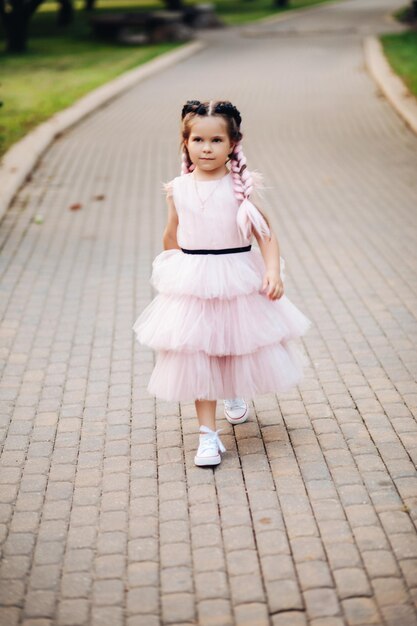 Bambina graziosa che cammina nel parco