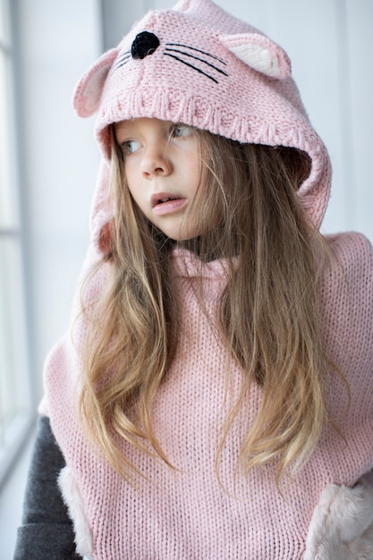 Bambina graziosa che indossa pullover rosa