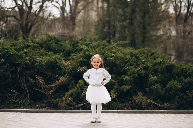 Bambina in abito nel parco