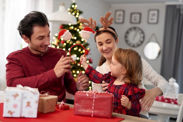 Bambina in attesa di aprire i regali di Natale