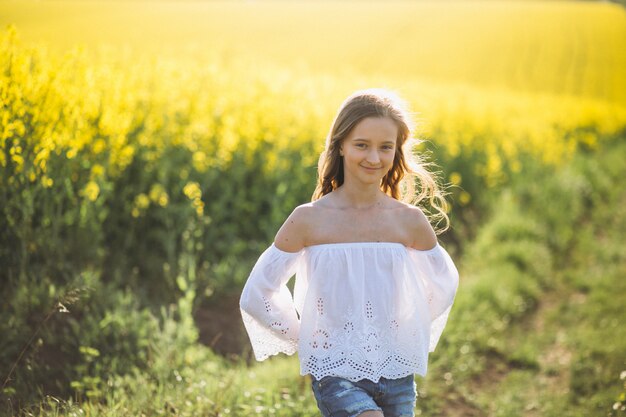 Bambina in campo