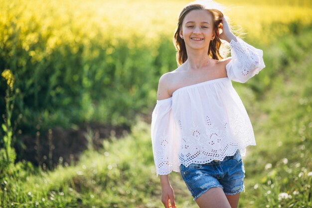 Bambina in campo