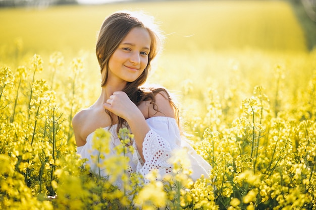 Bambina in campo