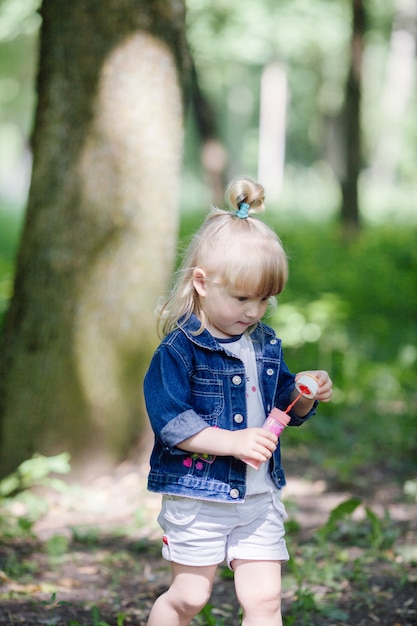 Bambina in un parco con un pomposo