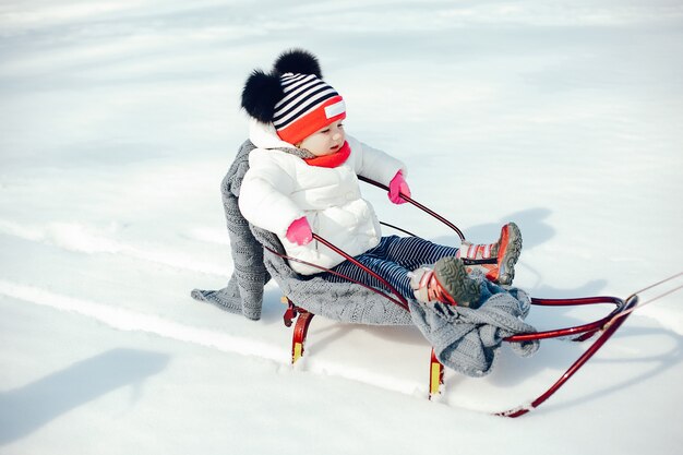 Bambina in un parco di inverno