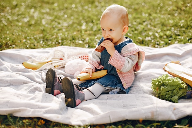 Bambina in un parco