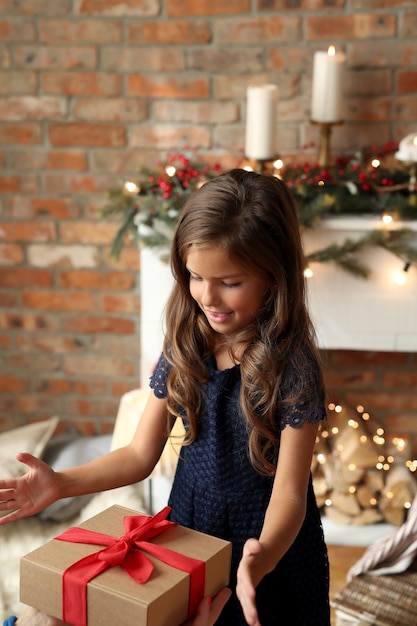 Bambina in un vestito