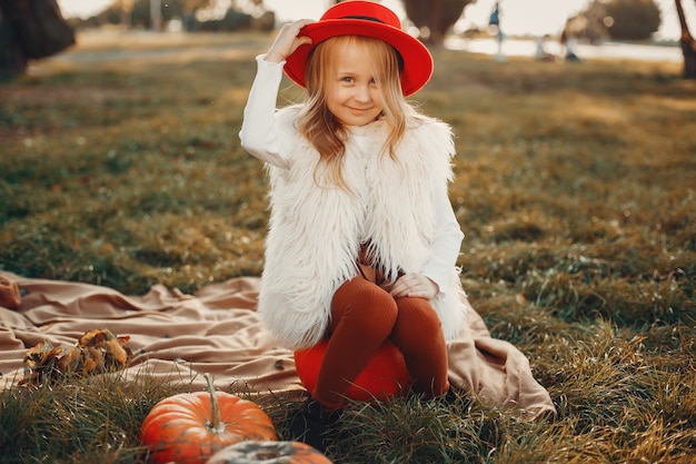 Bambina nel parco d&#39;autunno