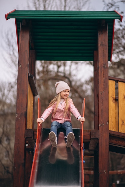 Bambina nel parco su una diapositiva