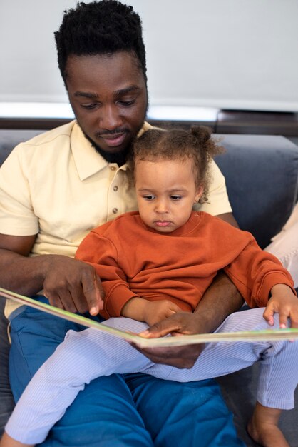 Bambina nera che trascorre del tempo con suo padre