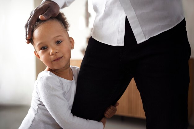 Bambina nera che trascorre del tempo con suo padre